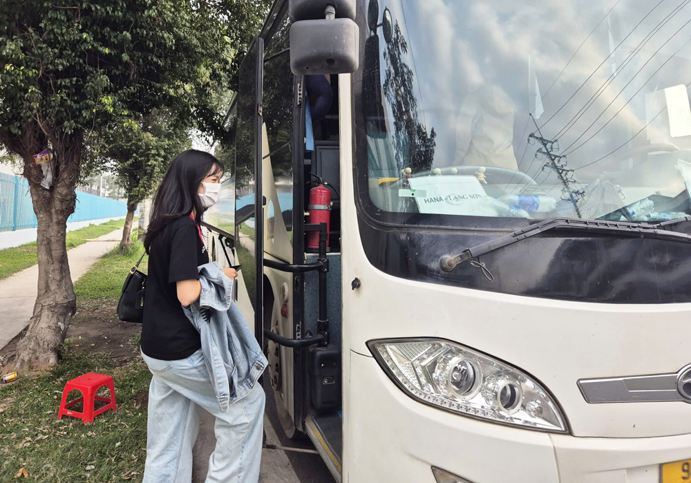 Người lao động l&ecirc;n xe để trở về nh&agrave; sau khi kết th&uacute;c ca l&agrave;m việc.