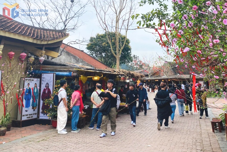 Khách du lịch tham quan Khu di tích Yên Tử Khách du lịch tham quan Khu di tích Yên Tử