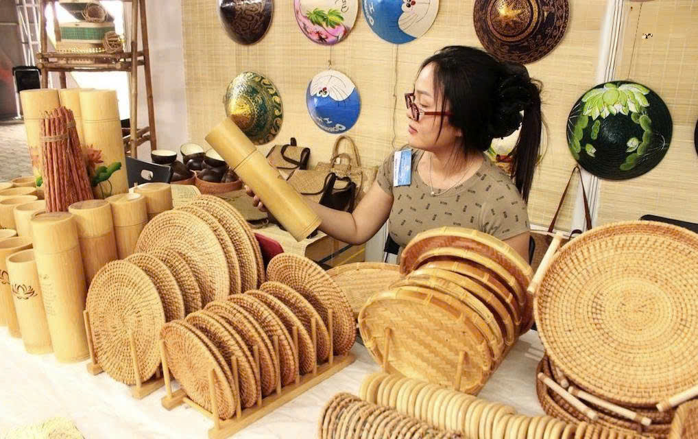 Đổi mới s&aacute;ng tạo kh&ocirc;ng c&ograve;n l&agrave; l&yacute; thuyết, m&agrave; l&agrave; điều kiện vận h&agrave;nh bắt buộc đối với c&aacute;c sản phẩm l&agrave;ng nghề truyền thống ở v&ugrave;ng qu&ecirc;.