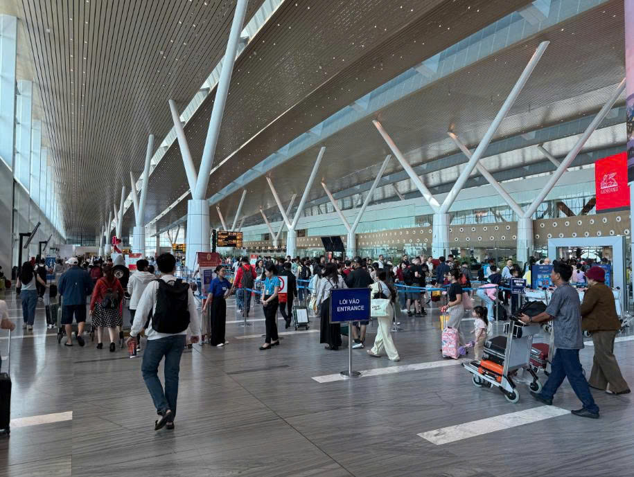 Lưu lượng hành khách tăng cao sau kỳ nghỉ, các chuyến bay hoạt động nhộn nhịp