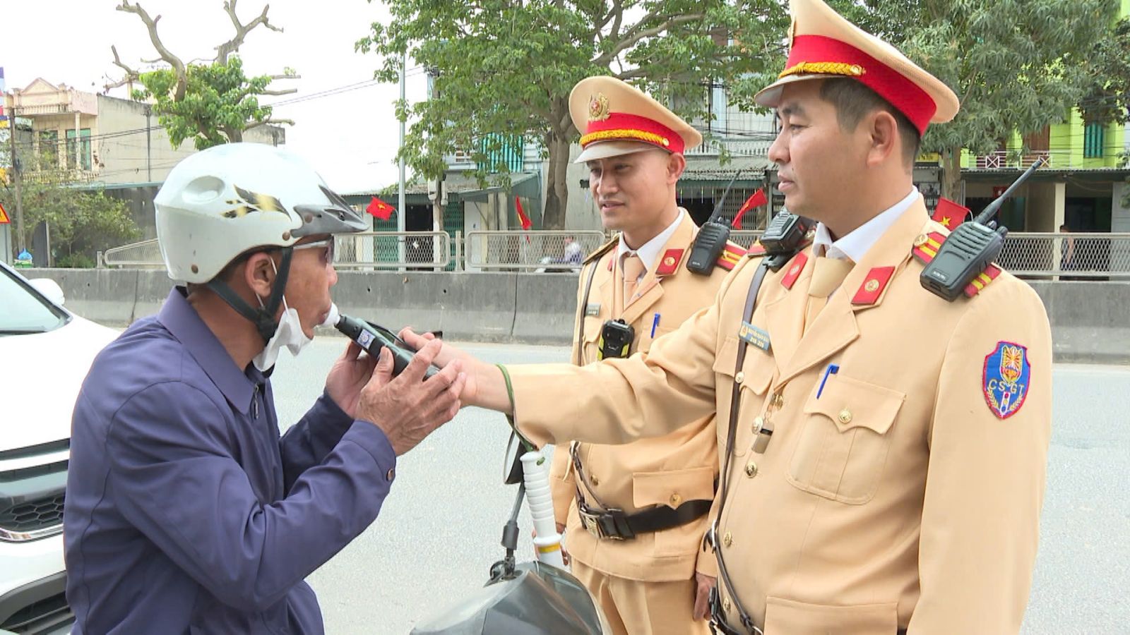 Lực lượng Cảnh s&aacute;t giao th&ocirc;ng C&ocirc;ng an Thanh H&oacute;a đ&atilde; chủ động x&acirc;y dựng v&agrave; triển khai kế hoạch cao điểm tuần tra, kiểm so&aacute;t, ki&ecirc;n quyết xử l&yacute; nghi&ecirc;m h&agrave;nh vi vi phạm nồng độ cồn