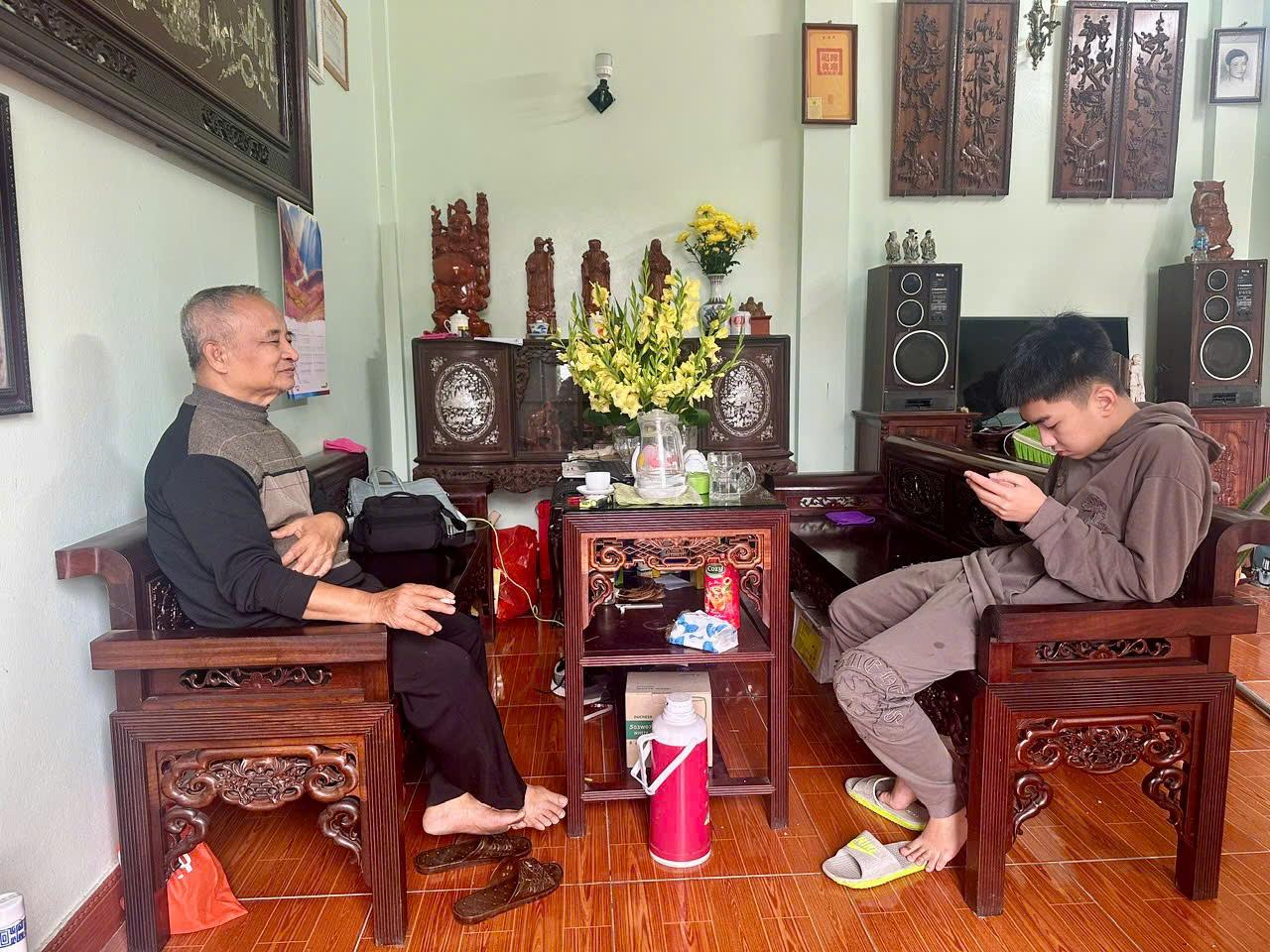 &Ocirc;ng Điều c&ugrave;ng ch&aacute;u nội t&acirc;m sự về Tết xưa.