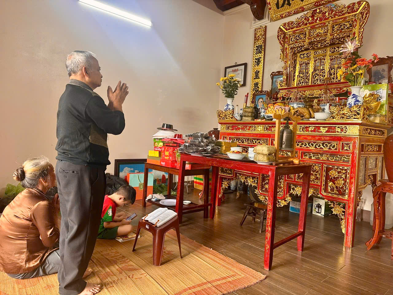 Họ vẫn giữ phong tục thắp hương tổ ti&ecirc;n, nhưng cũng tận dụng c&ocirc;ng nghệ để kết nối với người th&acirc;n ở xa.