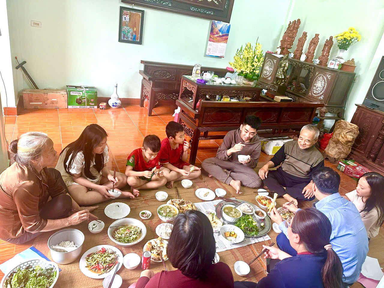 Khi được hỏi về sự thay đổi ấy, &ocirc;ng Điều mỉm cười: &ldquo;Thời n&agrave;o cũng c&oacute; c&aacute;i hay. Miễn l&agrave; con ch&aacute;u c&ograve;n nhớ về &ocirc;ng b&agrave;, c&ograve;n sum họp th&igrave; Tết vẫn c&ograve;n nguy&ecirc;n &yacute; nghĩa.&rdquo;