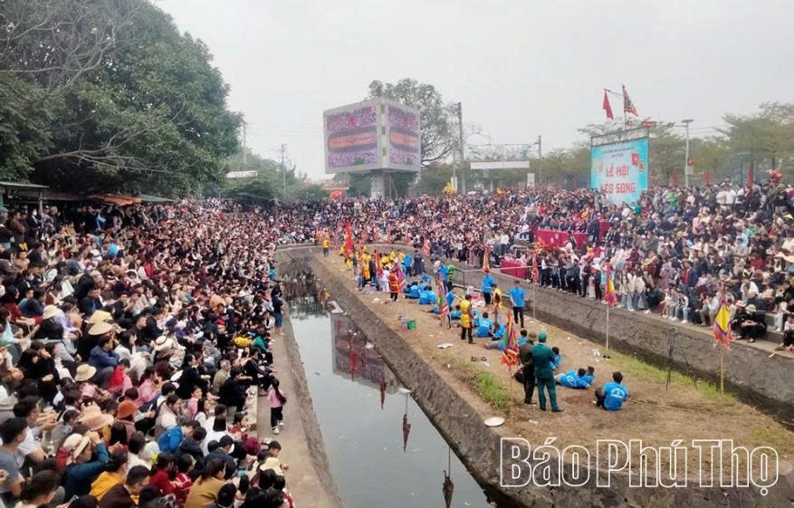 Hội K&eacute;o Song thu h&uacute;t h&agrave;ng ngh&igrave;n người d&acirc;n v&agrave; du kh&aacute;ch đến vui chơi, cổ vũ.