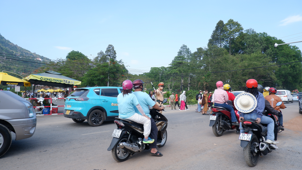 Lực lượng chức năng điều tiết giao th&ocirc;ng tại Khu du lịch Quốc gia n&uacute;i B&agrave; Đen (Ảnh: Vũ Nguyệt)