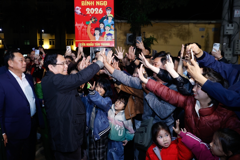 Thủ tướng Phạm Minh Ch&iacute;nh v&agrave; người d&acirc;n tại Cửa khẩu T&acirc;n Thanh (Lạng Sơn) - Ảnh: VGP/Nhật Bắc