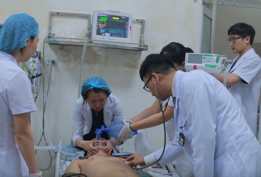 Một ca cấp cứu tại Bệnh viện E. Ảnh: Thanh Xuân Một ca cấp cứu tại Bệnh viện E. Ảnh: Thanh Xuân