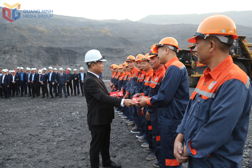 Lãnh đạo Công ty CP Than Cao Sơn lì xì đầu xuân và động viên công nhân tại Lễ ra quân sản xuất đầu năm mới Lãnh đạo Công ty CP Than Cao Sơn lì xì đầu xuân và động viên công nhân tại Lễ ra quân sản xuất đầu năm mới
