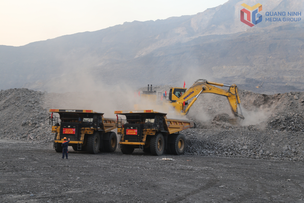 Xe vận tải đất đá của Công ty CP Than Cao Sơn hoạt động tất bật trong ngày đầu ra quân khai xuân năm 2026 Xe vận tải đất đá của Công ty CP Than Cao Sơn hoạt động tất bật trong ngày đầu ra quân khai xuân năm 2026