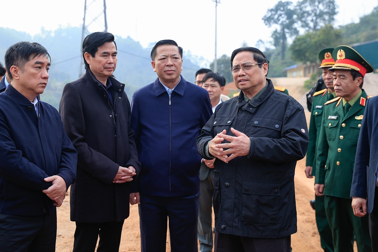 Thủ tướng trao đổi với c&aacute;c đơn vị tại Km 0 nh&aacute;nh Cốc Nam thuộc c&ocirc;ng tr&igrave;nh giao th&ocirc;ng trọng điểm tại Lạng Sơn - Ảnh: VGP/Nhật Bắc