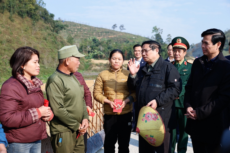 Thủ tướng thăm hỏi người d&acirc;n tại Km 0 nh&aacute;nh Cốc Nam thuộc c&ocirc;ng tr&igrave;nh giao th&ocirc;ng trọng điểm tại Lạng Sơn - Ảnh: VGP/Nhật Bắc