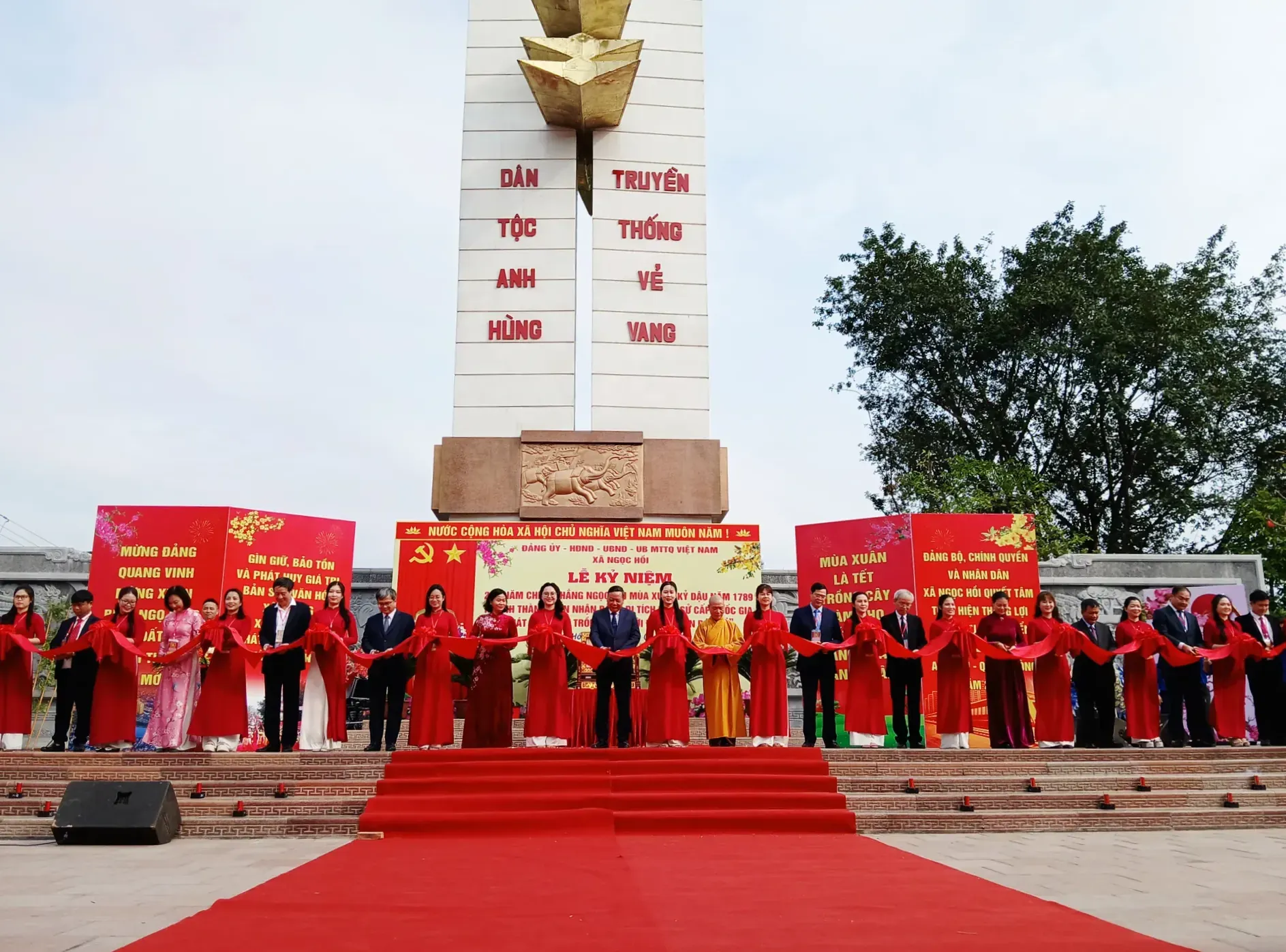 Lãnh đạo Trung ương, Thành phố và các đại biểu cắt băng khánh thành công trình. Lãnh đạo Trung ương, Thành phố và các đại biểu cắt băng khánh thành công trình.