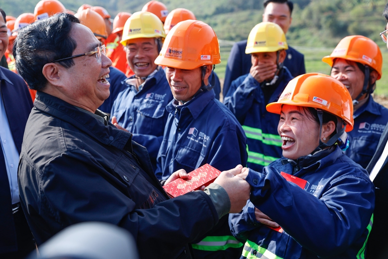 C&aacute;c nh&agrave; đầu tư v&agrave; nh&agrave; thầu đ&atilde; huy động hơn 1.300 thiết bị v&agrave; hơn 2.800 nh&acirc;n sự tr&ecirc;n 211 mũi thi c&ocirc;ng tr&ecirc;n c&ocirc;ng trường dự &aacute;n cao tốc Đồng Đăng-Tr&agrave; Lĩnh - Ảnh: VGP/Nhật Bắc