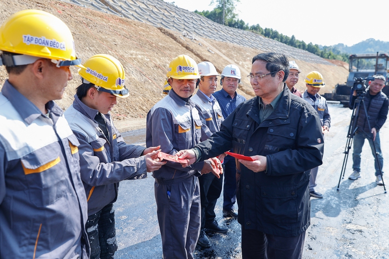 Thủ tướng tặng qu&agrave; c&ocirc;ng nh&acirc;n thi c&ocirc;ng tại Km43 dự &aacute;n Đồng Đăng - Tr&agrave; Lĩnh - Ảnh: VGP/Nhật Bắc