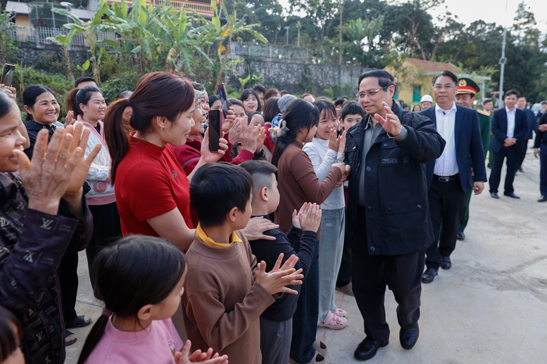 Thủ tướng Phạm Minh Ch&iacute;nh thăm Khu t&aacute;i định cư Đ&ocirc;ng Kh&ecirc;, x&atilde; Đ&ocirc;ng Kh&ecirc;, tỉnh Cao Bằng - Ảnh: VGP/Nhật Bắc