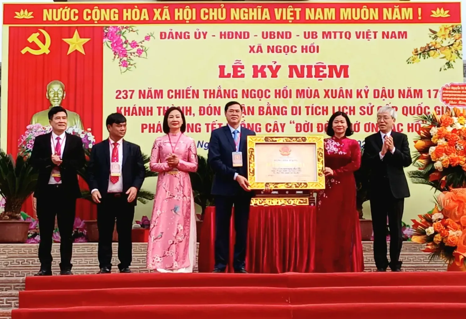 Chủ tịch Hội Liên hiệp phụ nữ Việt Nam Nguyễn Thị Tuyến trao Bằng xếp hạng Di tích lịch sử cấp Quốc gia cho xã Ngọc Hồi. Chủ tịch Hội Liên hiệp phụ nữ Việt Nam Nguyễn Thị Tuyến trao Bằng xếp hạng Di tích lịch sử cấp Quốc gia cho xã Ngọc Hồi.