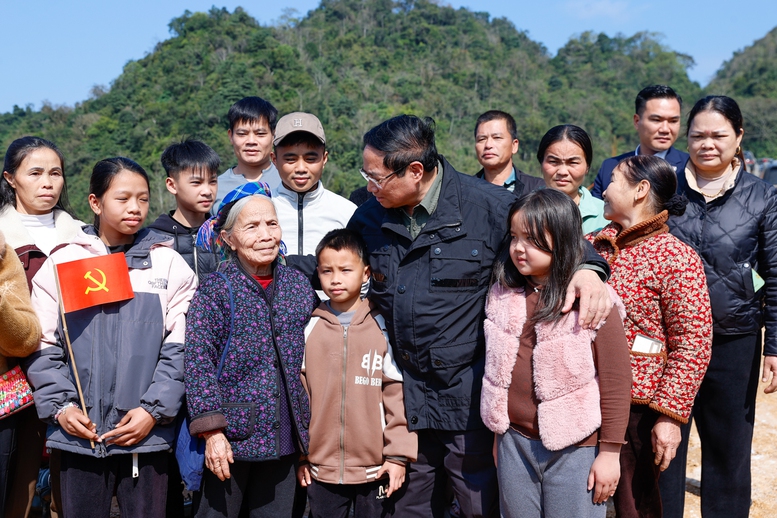 Thủ tướng cũng đề nghị c&aacute;c nh&agrave; thầu lớn tiếp tục tạo điều kiện cho doanh nghiệp địa phương tham gia chuỗi cung ứng, sản xuất để tạo th&ecirc;m c&ocirc;ng ăn việc l&agrave;m cho địa phương - Ảnh: VGP/Nhật Bắc