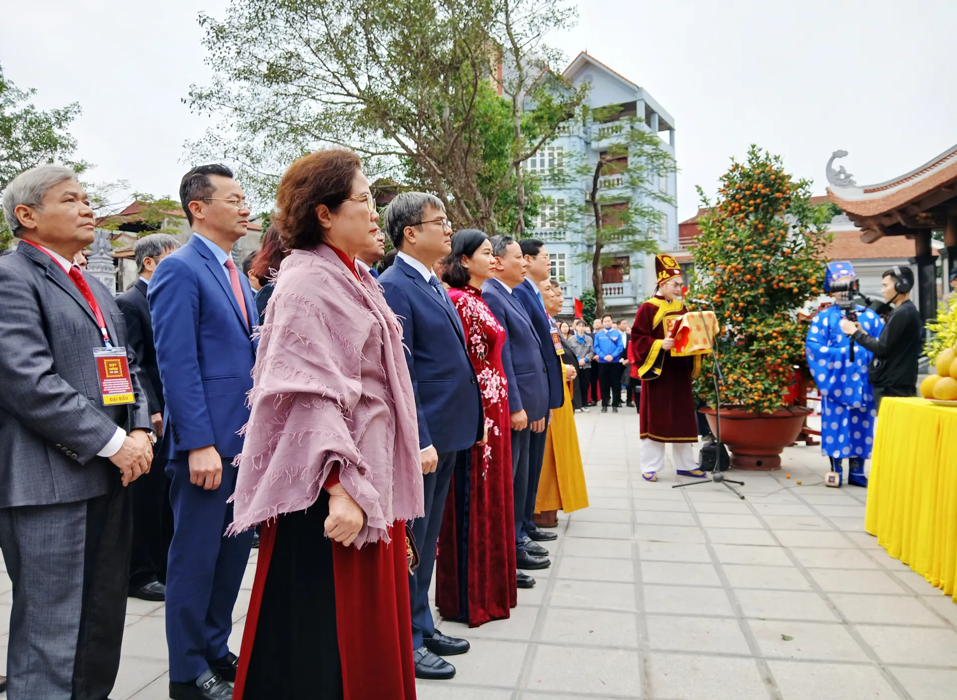 Các đại biểu làm lễ dâng hương tưởng niệm Hoàng đế Quang Trung. Các đại biểu làm lễ dâng hương tưởng niệm Hoàng đế Quang Trung.
