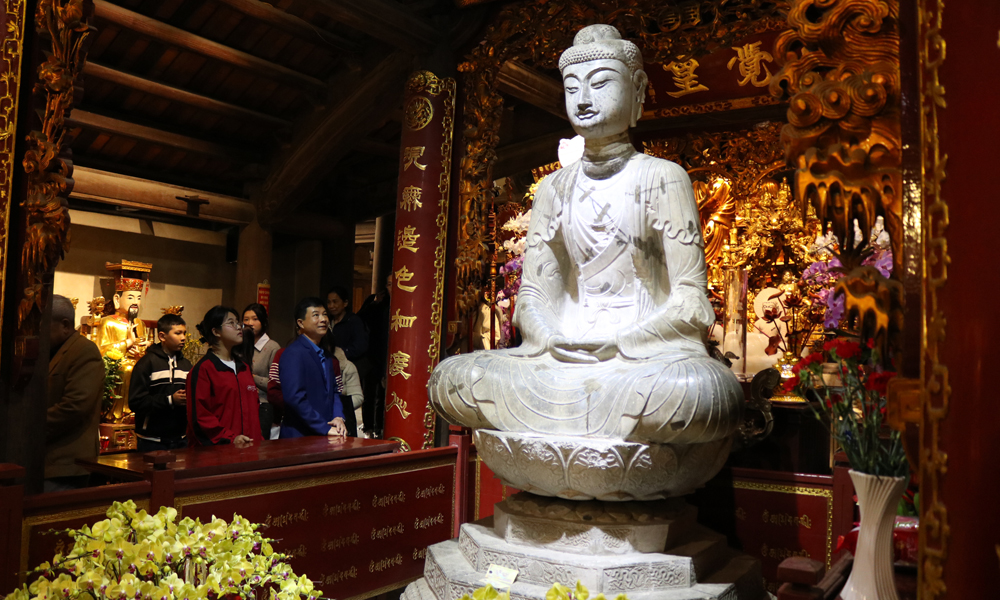 Nhân dân và du khách chiêm bái bảo vật quốc gia - Tượng Phật A di đà tại chùa Phật Tích. Nhân dân và du khách chiêm bái bảo vật quốc gia - Tượng Phật A di đà tại chùa Phật Tích.