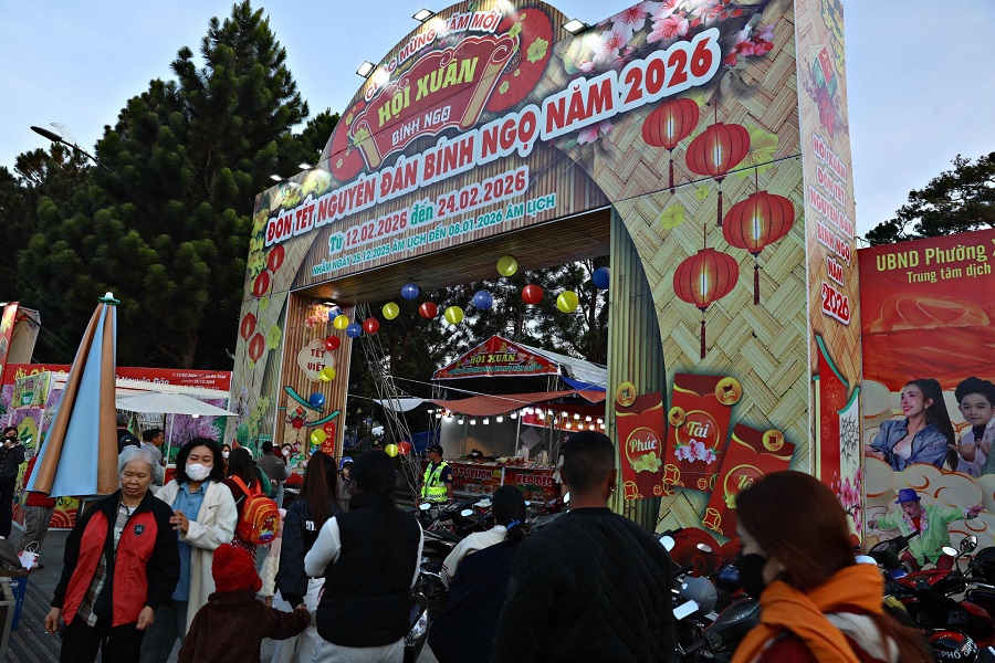 Các hội chợ xuân dọc đường Trần Quốc Toản thu hút nhiều người dân, du khách tới vui chơi Các hội chợ xuân dọc đường Trần Quốc Toản thu hút nhiều người dân, du khách tới vui chơi