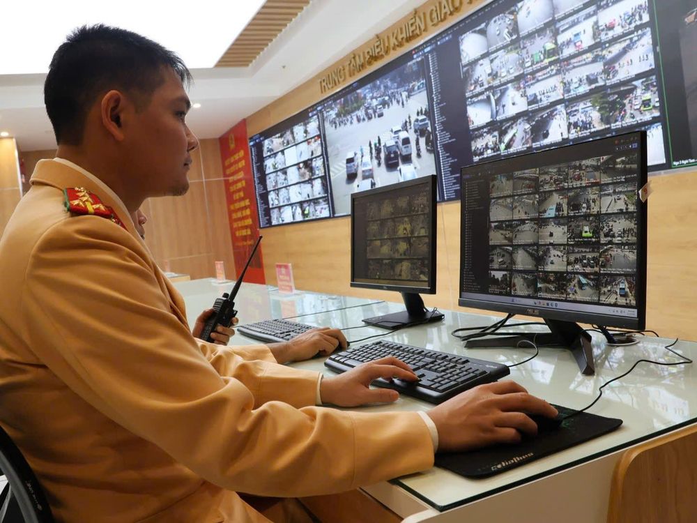 Lực lượng Cảnh s&aacute;t giao th&ocirc;ng H&agrave; Nội ứng trực hệ thống camera AI tại Trung t&acirc;m Điều khiển giao th&ocirc;ng H&agrave; Nội. Ảnh: NT