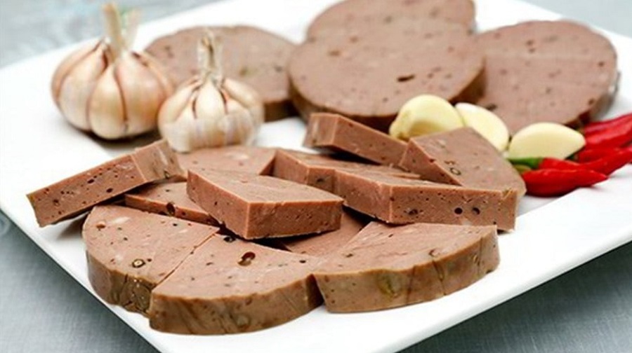 Giữa v&ocirc; v&agrave;n đặc sản miền Trung, chả b&ograve; Đ&agrave; Nẵng vẫn giữ được vị thế ri&ecirc;ng nhờ hương thơm l&aacute; chuối thoảng nhẹ, thớ chả hồng tươi v&agrave; độ dai gi&ograve;n đặc trưng kh&oacute; lẫn