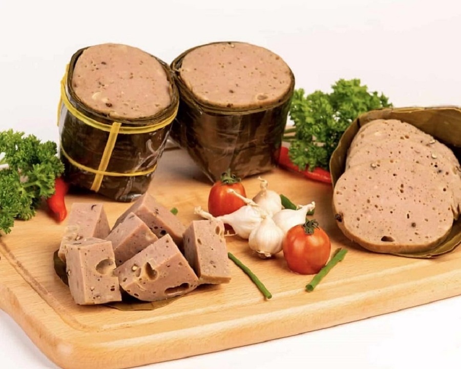 L&agrave; một trong những m&oacute;n ăn đặc sản nổi tiếng của Đ&agrave; Nẵng, chả b&ograve; kh&ocirc;ng chỉ l&agrave; m&oacute;n ngon h&agrave;ng ng&agrave;y m&agrave; c&ograve;n mang gi&aacute; trị văn h&oacute;a ẩm thực s&acirc;u sắc