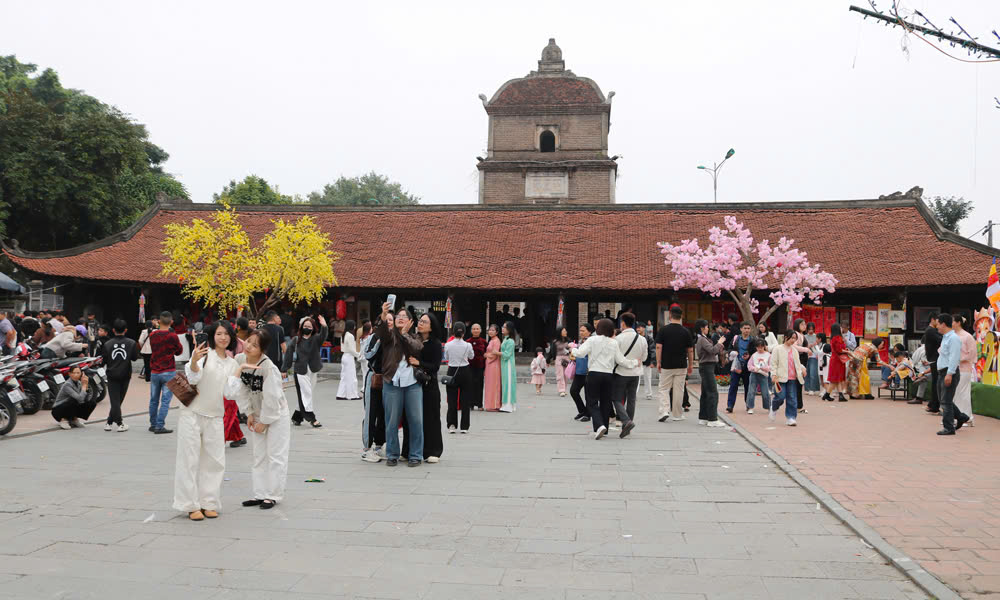Di t&iacute;ch Quốc gia đặc biệt ch&ugrave;a D&acirc;u (phường Tr&iacute; Quả) thu h&uacute;t h&agrave;ng ngh&igrave;n lượt kh&aacute;ch tham quan, chi&ecirc;m b&aacute;i.