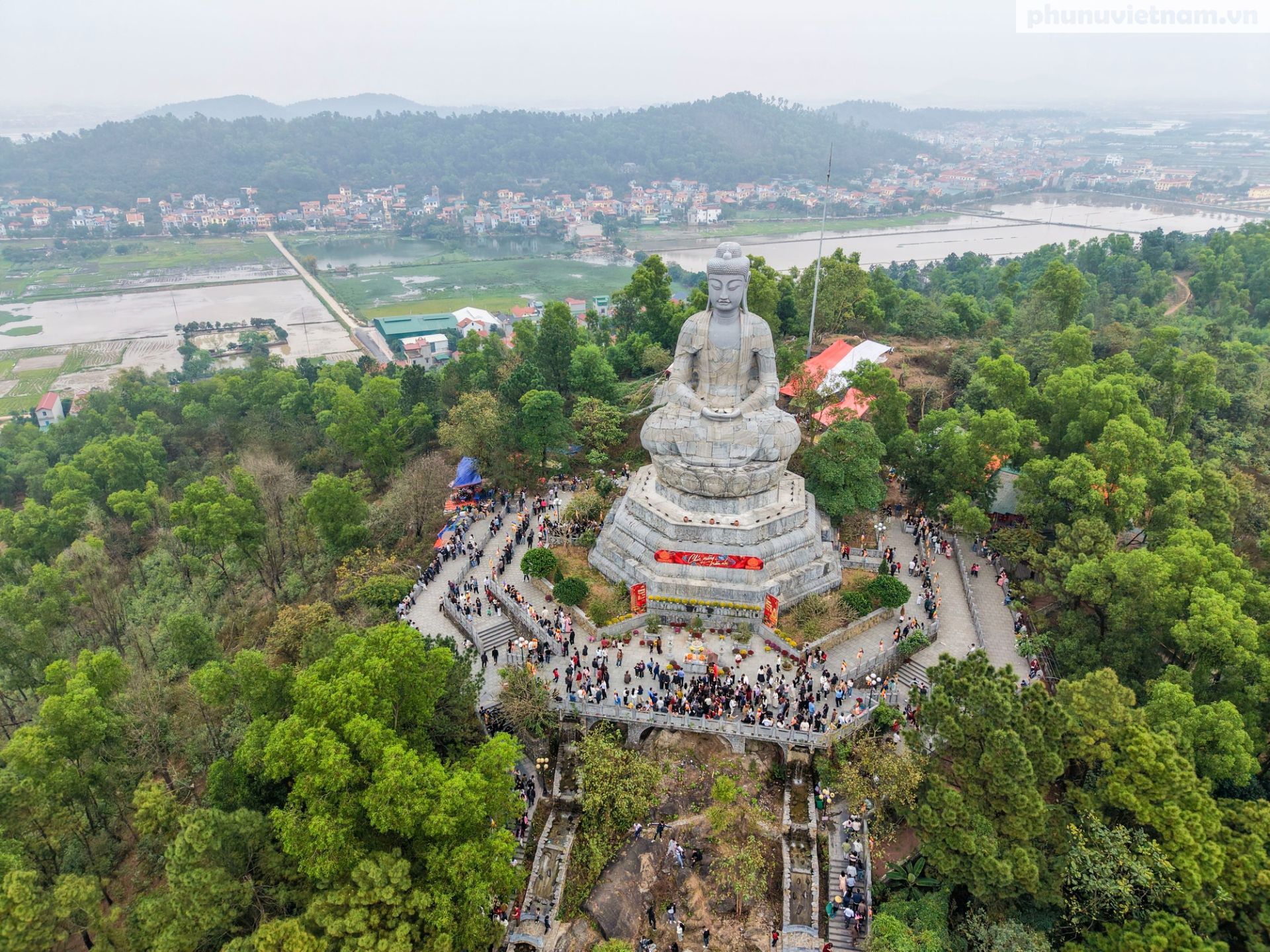 Tượng phật cao 27m nặng 3.000 tấn ở đỉnh núi chùa Phật tích. Tượng phật cao 27m nặng 3.000 tấn ở đỉnh núi chùa Phật tích.