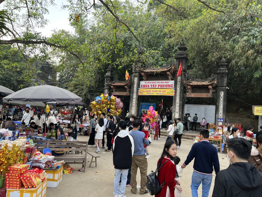 Chùa Tây Phương là một trong những địa điểm gắn liền với giá trị lịch sử, kiến trúc và đời sống tín ngưỡng lâu đời của người dân Hà Nội. Chùa Tây Phương là một trong những địa điểm gắn liền với giá trị lịch sử, kiến trúc và đời sống tín ngưỡng lâu đời của người dân Hà Nội.