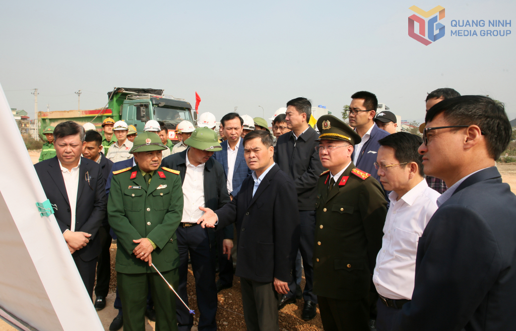 Chủ tịch UBND tỉnh Quảng Ninh kiểm tra và nghe báo cáo tiến độ thi công dự án đường ven sông đoạn từ đường tỉnh 338 đến cổng tỉnh Chủ tịch UBND tỉnh Quảng Ninh kiểm tra và nghe báo cáo tiến độ thi công dự án đường ven sông đoạn từ đường tỉnh 338 đến cổng tỉnh