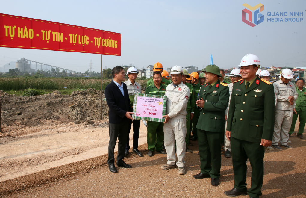 Chủ tịch UBND tỉnh Quảng Ninh thăm, chúc Tết, động viên cán bộ, công nhân thi công một số dự án trọng điểm