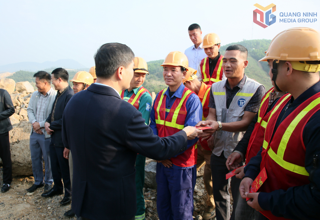 Ông Bùi Văn Khắng, Phó Bí thư Tỉnh uỷ, Chủ tịch UBND tỉnh Quảng Ninh, thăm, chúc Tết cán bộ công nhân đang thi công dự án cải tạo, nâng cấp Quốc lộ 279 Ông Bùi Văn Khắng, Phó Bí thư Tỉnh uỷ, Chủ tịch UBND tỉnh Quảng Ninh, thăm, chúc Tết cán bộ công nhân đang thi công dự án cải tạo, nâng cấp Quốc lộ 279