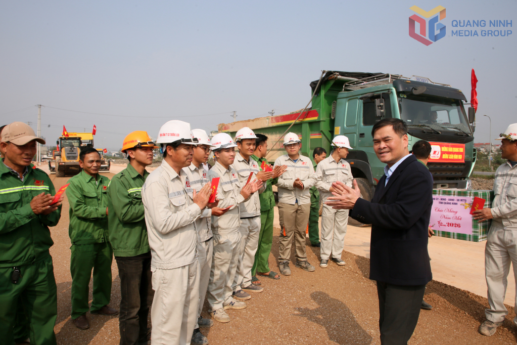 Chủ tịch UBND tỉnh Quảng Ninh lì xì năm mới, động viên, khích lệ tinh thần của cán bộ, công nhân trực làm việc tại dự án đường ven sông đoạn từ đường tỉnh 338 đến Cổng tỉnh trong những ngày Tết Chủ tịch UBND tỉnh Quảng Ninh lì xì năm mới, động viên, khích lệ tinh thần của cán bộ, công nhân trực làm việc tại dự án đường ven sông đoạn từ đường tỉnh 338 đến Cổng tỉnh trong những ngày Tết