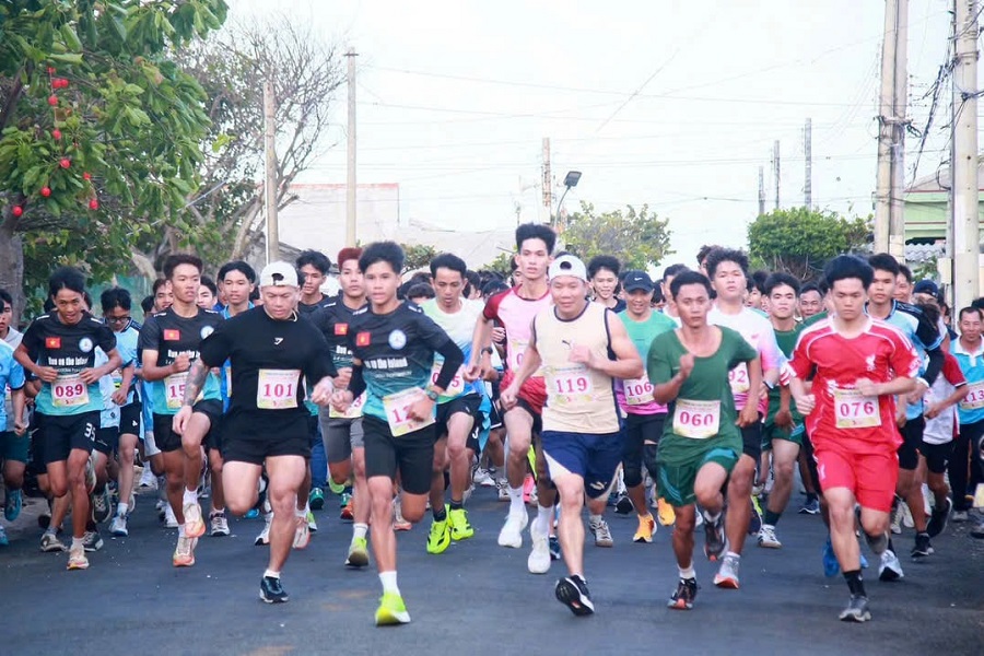 Đặc khu Ph&uacute; Qu&yacute; tổ chức Giải việt d&atilde; leo n&uacute;i Cấm truyền thống &ldquo;Mừng Đảng &ndash; Mừng Xu&acirc;n&rdquo; s&aacute;ng m&ugrave;ng 1 Tết