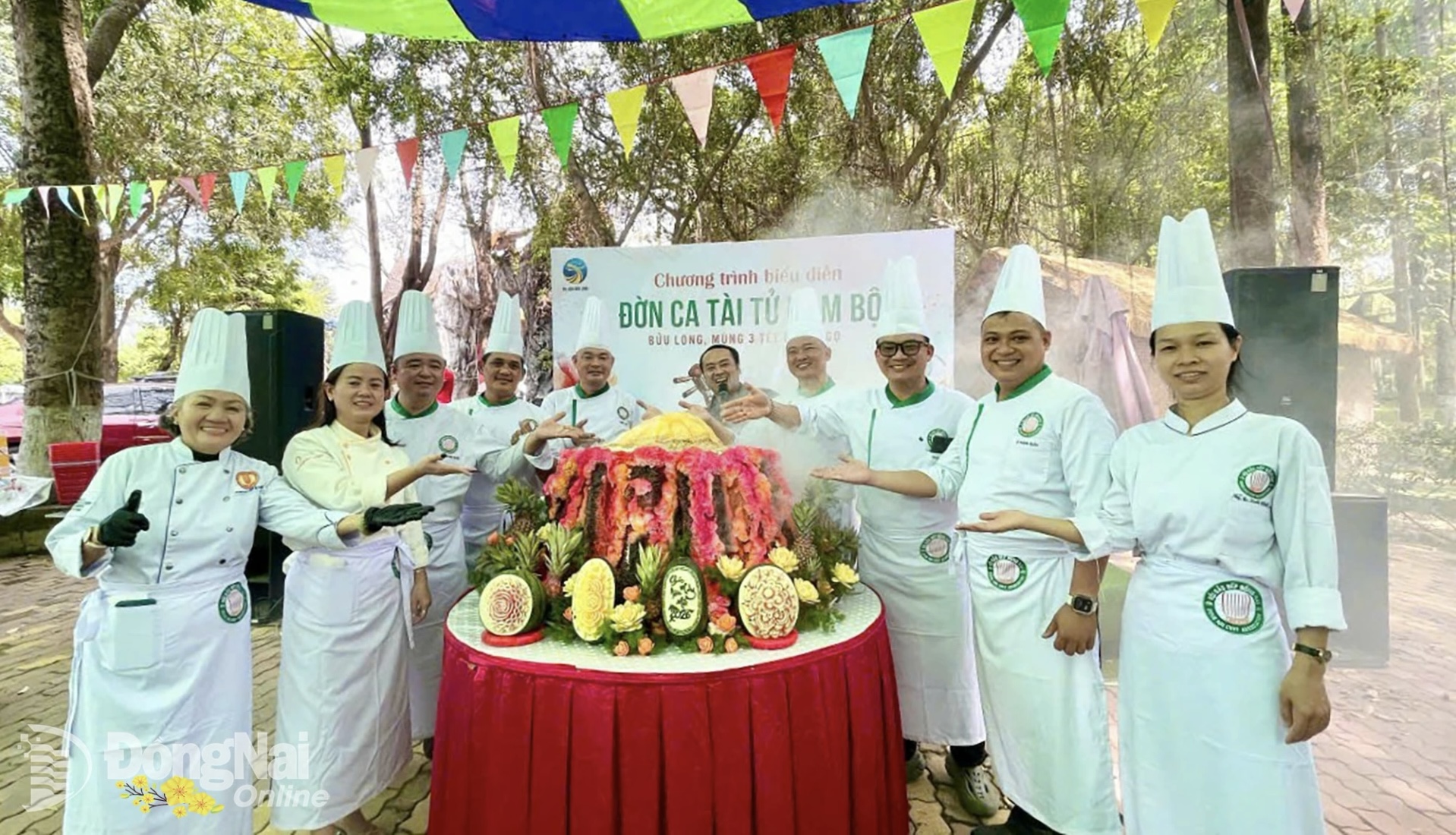 C&aacute;c đầu bếp biểu diễn v&agrave; phục vụ miễn ph&iacute; m&oacute;n cơm chi&ecirc;n n&uacute;i lửa khổng lồ tại Khu du lịch Bửu Long s&aacute;ng m&ugrave;ng 3 Tết. (Ảnh: Ngọc Li&ecirc;n)