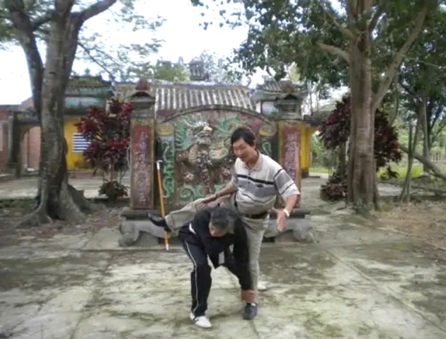 Biểu diễn thế &ldquo;Hốt ngựa&rdquo; của v&otilde; ph&aacute;i Hồ C&ocirc;ng .