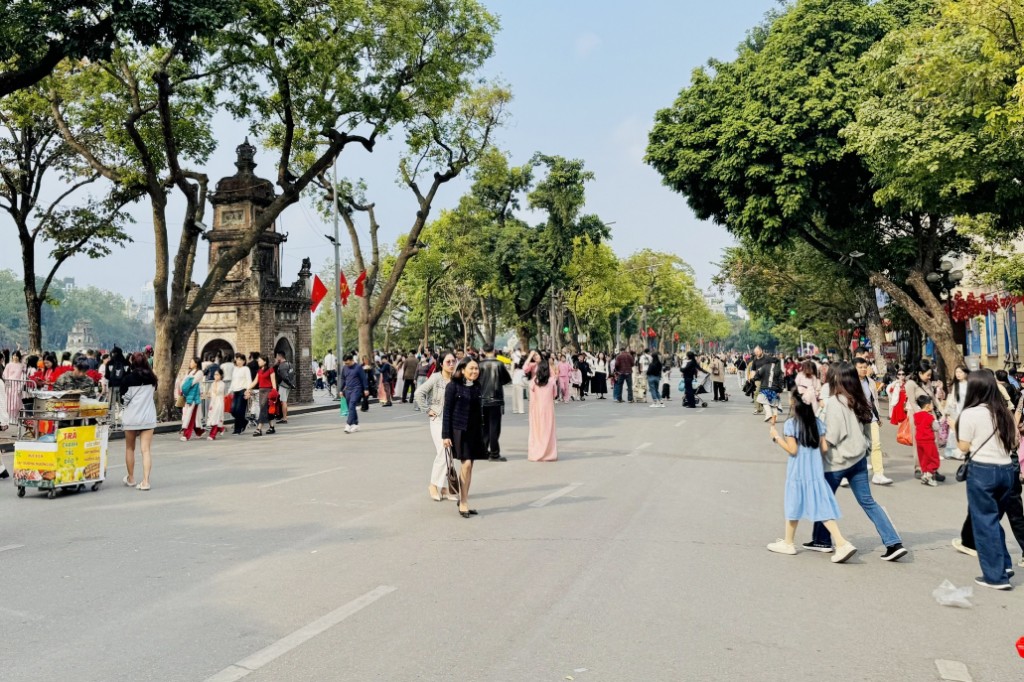 Kh&ocirc;ng gian đi bộ hồ Ho&agrave;n Kiếm tấp nập người d&acirc;n v&agrave; du kh&aacute;ch những ng&agrave;y đầu năm mới 2026