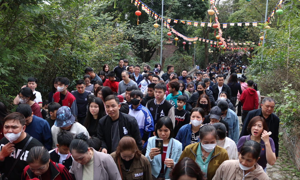 Hàng vạn người chen chân trẩy hội chùa Phật Tích