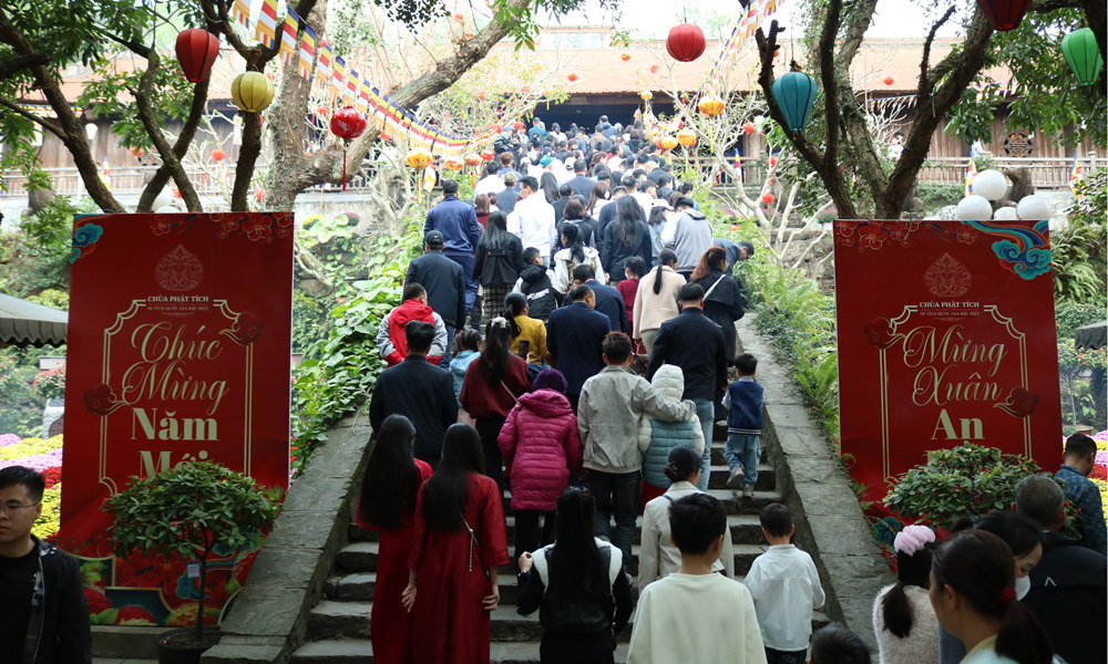 Dòng người chen chân chảy hội. Dòng người chen chân chảy hội.