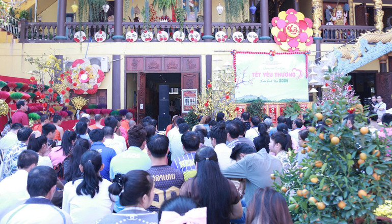 Khung cảnh buổi lễ. Khung cảnh buổi lễ.