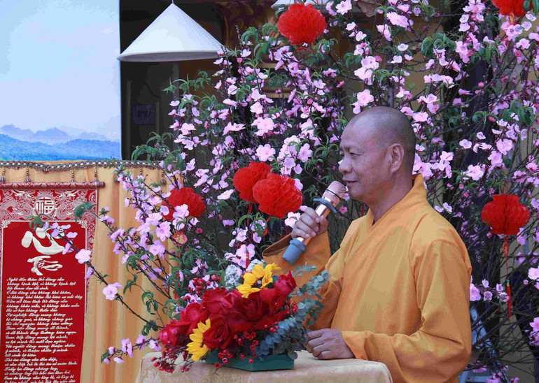 Thượng tọa Thích Minh Quang, Trụ trì chùa Phật Tích. Thượng tọa Thích Minh Quang, Trụ trì chùa Phật Tích.