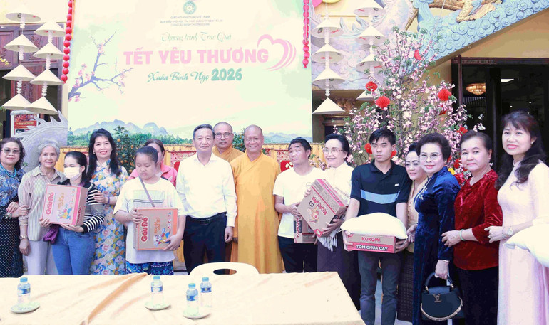 Đại diện Ban tổ chức chụp ảnh với những người được nhận quà . Đại diện Ban tổ chức chụp ảnh với những người được nhận quà .