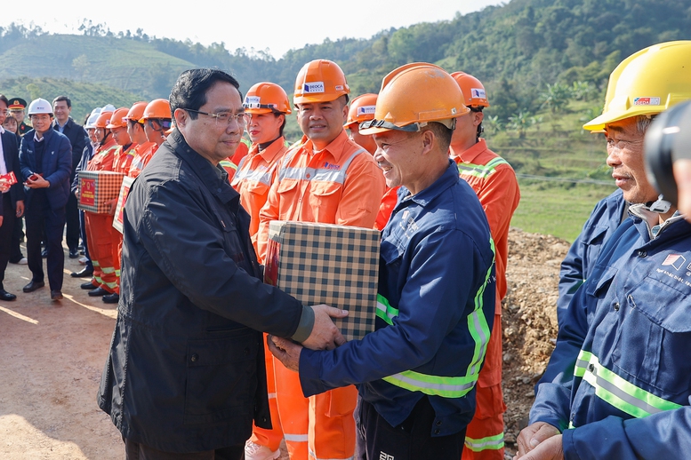 Thủ tướng tặng qu&agrave;, động vi&ecirc;n c&ocirc;ng nh&acirc;n thi c&ocirc;ng tại n&uacute;t giao IC-07 dự &aacute;n cao tốc Hữu Nghị-Chi Lăng - Ảnh: VGP/Nhật Bắc