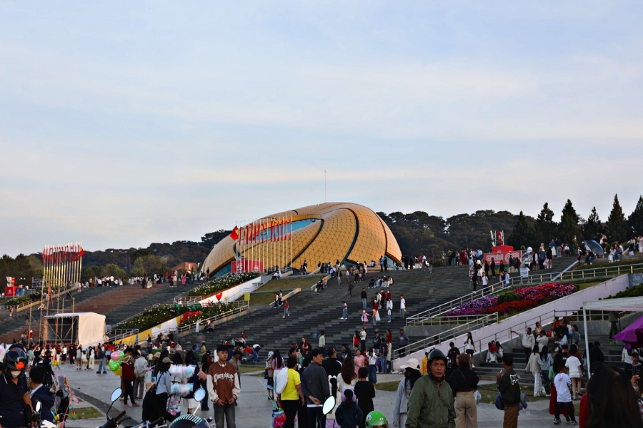 Khu vực quảng trường Lâm Viên nhộn nhịp người dân, du khách Khu vực quảng trường Lâm Viên nhộn nhịp người dân, du khách