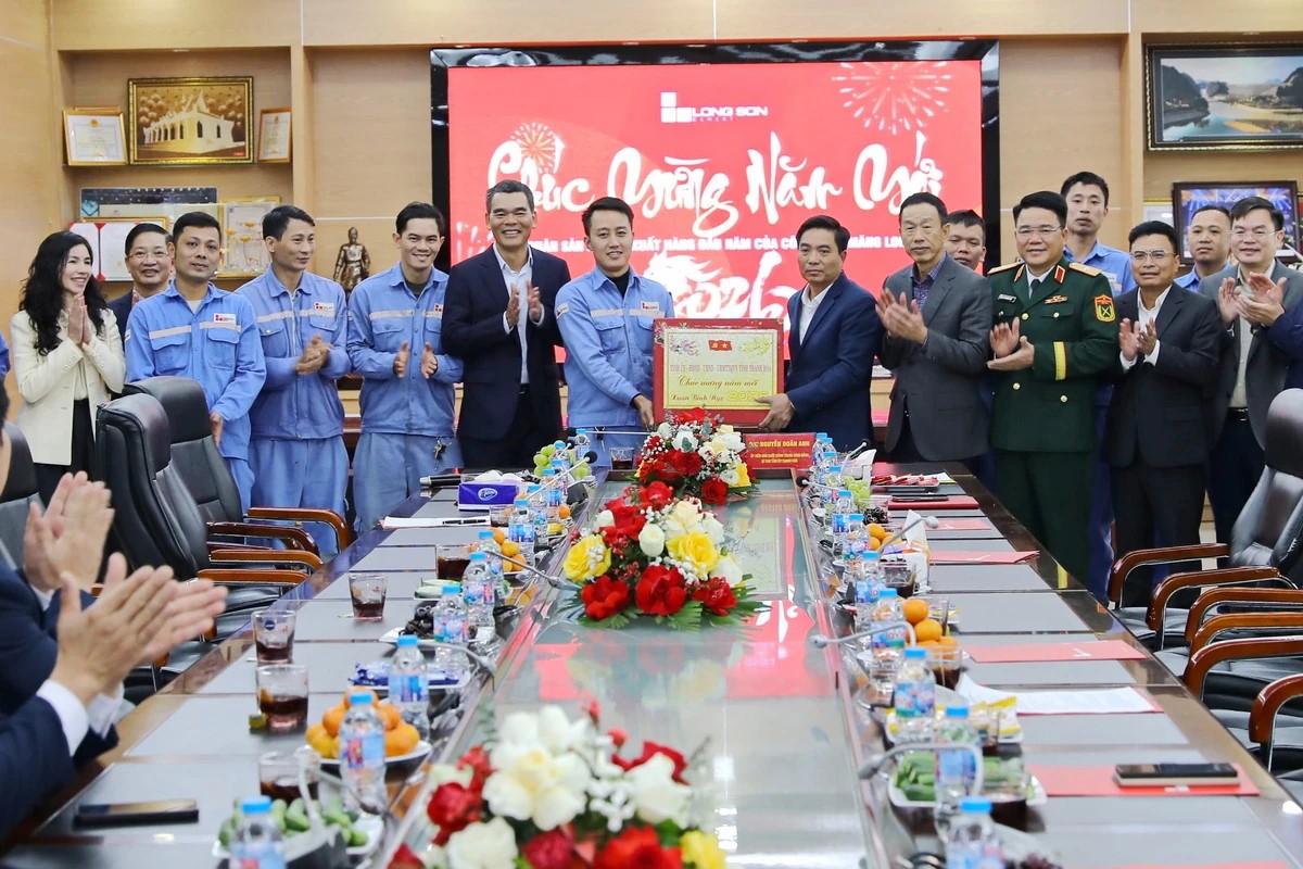 B&iacute; thư Tỉnh ủy Nguyễn Do&atilde;n Anh tặng qu&agrave; cho c&ocirc;ng nh&acirc;n C&ocirc;ng ty TNHH Long Sơn.