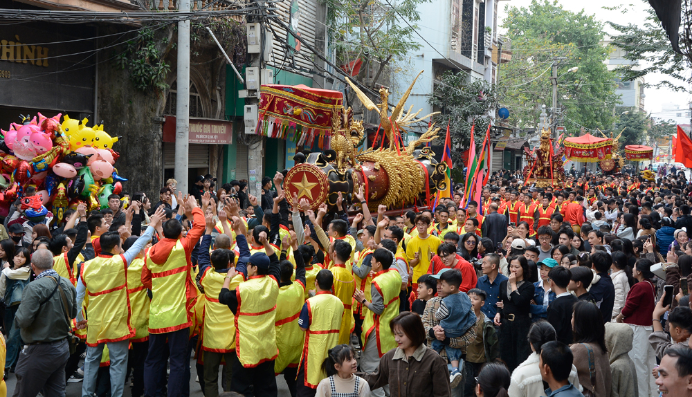 Đúng 9 giờ sáng, hai quả pháo được rước quanh làng. Đúng 9 giờ sáng, hai quả pháo được rước quanh làng.
