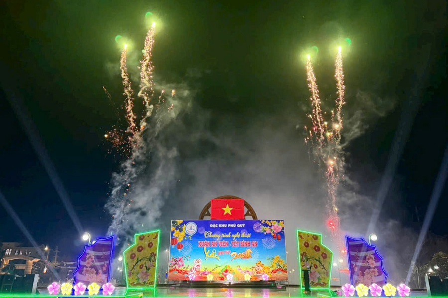 M&agrave;n bắn ph&aacute;o hoa ch&agrave;o năm mới tr&ecirc;n đảo tiền ti&ecirc;u của Tổ quốc