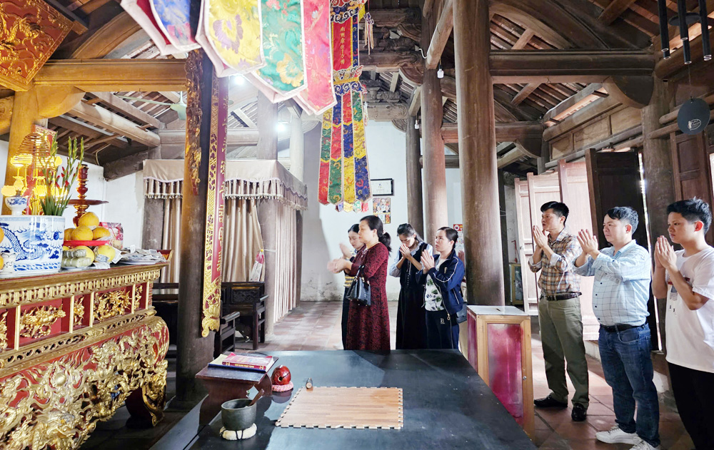 Người d&acirc;n lễ Phật tại ch&ugrave;a Bổ Đ&agrave; (phường V&acirc;n H&agrave;).